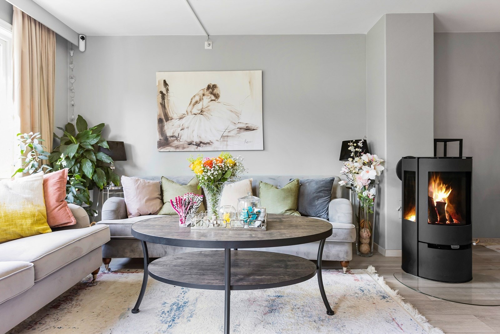 Stuen er innbydende og stilren. Galleribilde