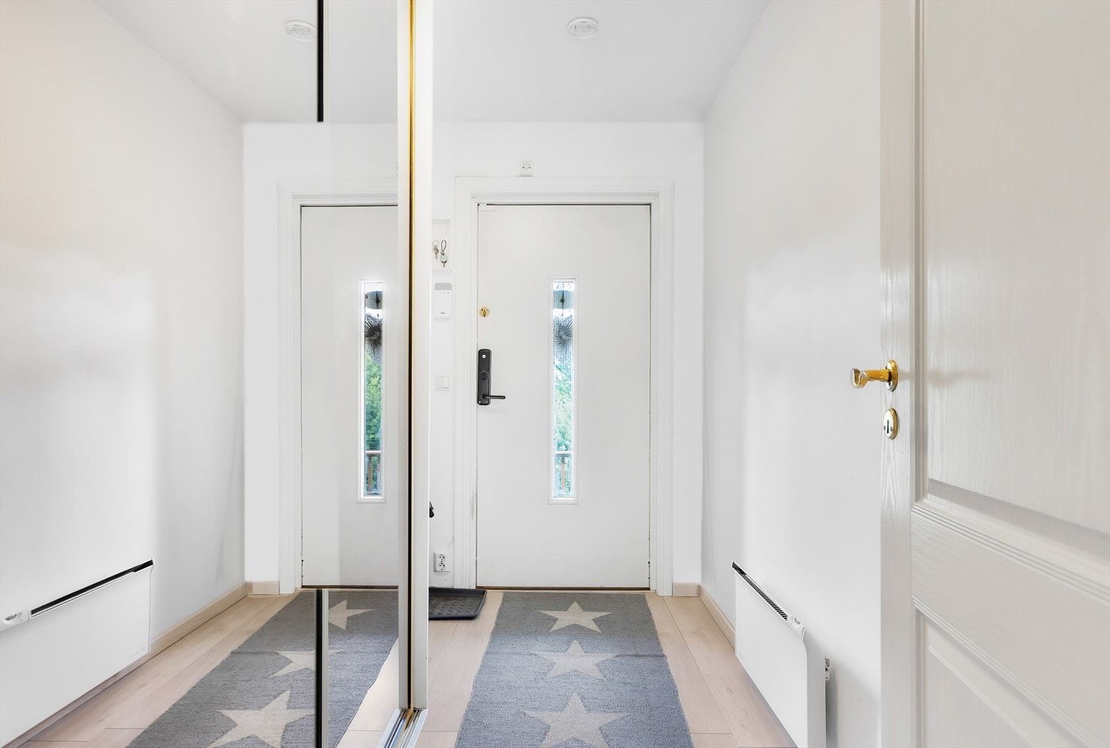 Velkommen inn til ditt nye hjem. Her har du et flott inngangsparti som ønsker deg velkommen! Entreen har en praktisk skyvedørsgarderobe med speildører. Galleribilde