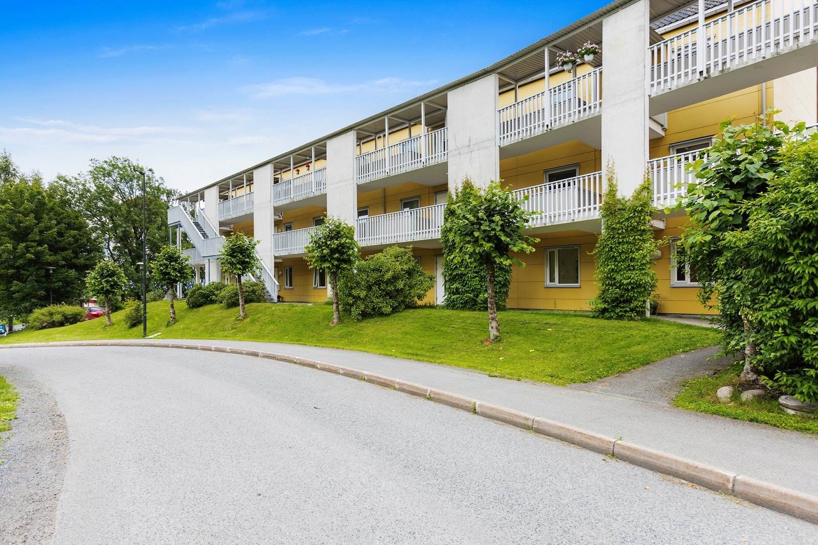 Leilighetsbygg med balkonger og grøntområder Galleribilde