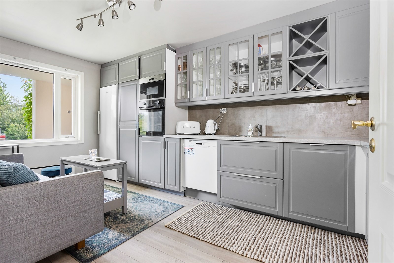 Moderne IKEA-kjøkken med innredning fra 2021. Galleribilde