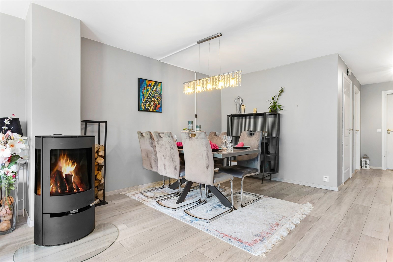 I stuen er det også montert en flott peisovn som gir godt med varme på kalde høstdager. Galleribilde