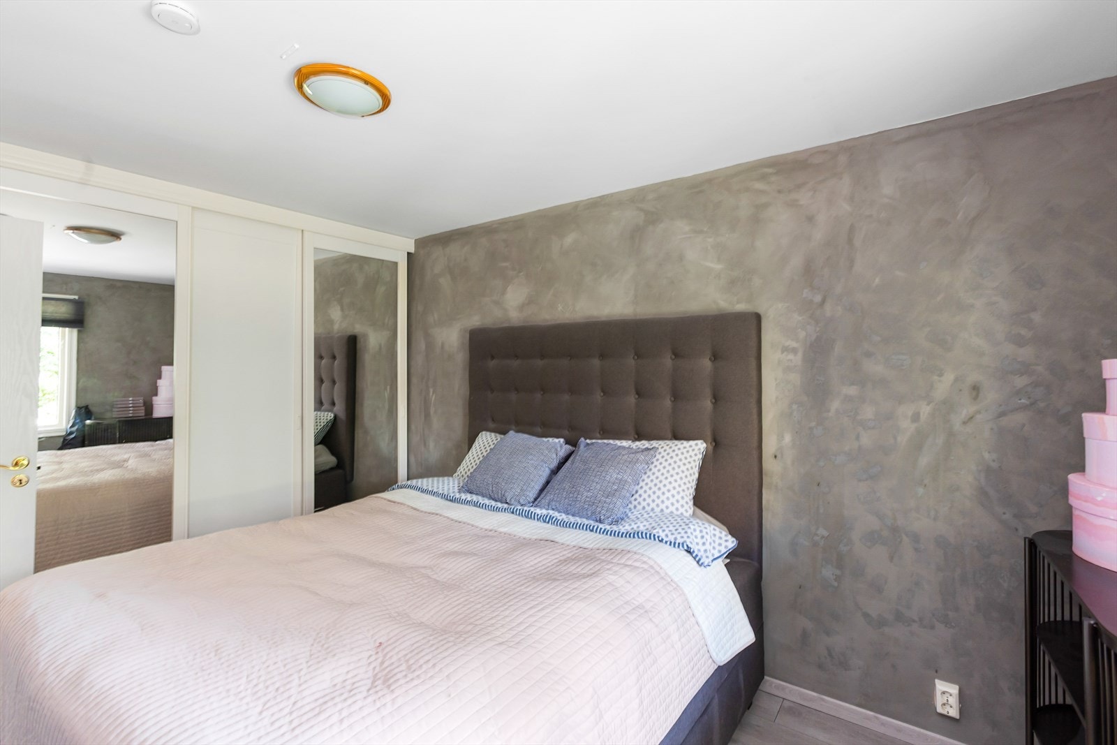 Soverom 1 - Hovedsoverommet er i en komfortabel størrelse med innebygd garderobe. Galleribilde