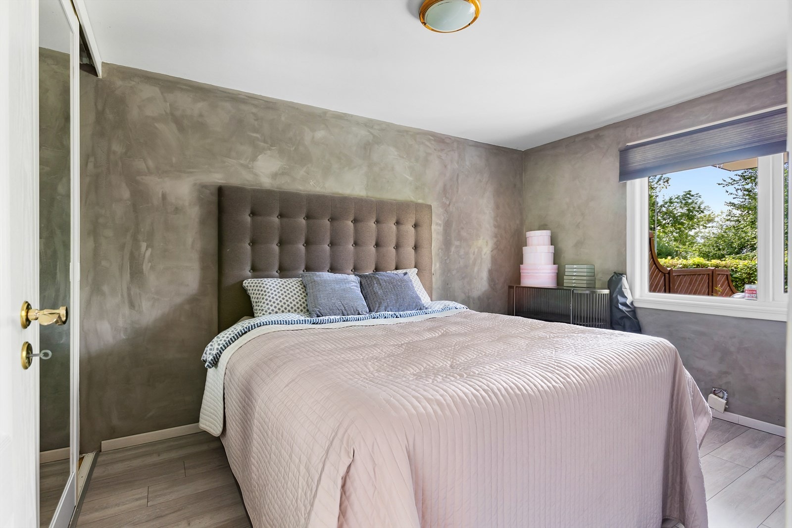 Soverom 1 - Rommet er malt med kalkmaling i farger som skaper en god atmosfære. Galleribilde