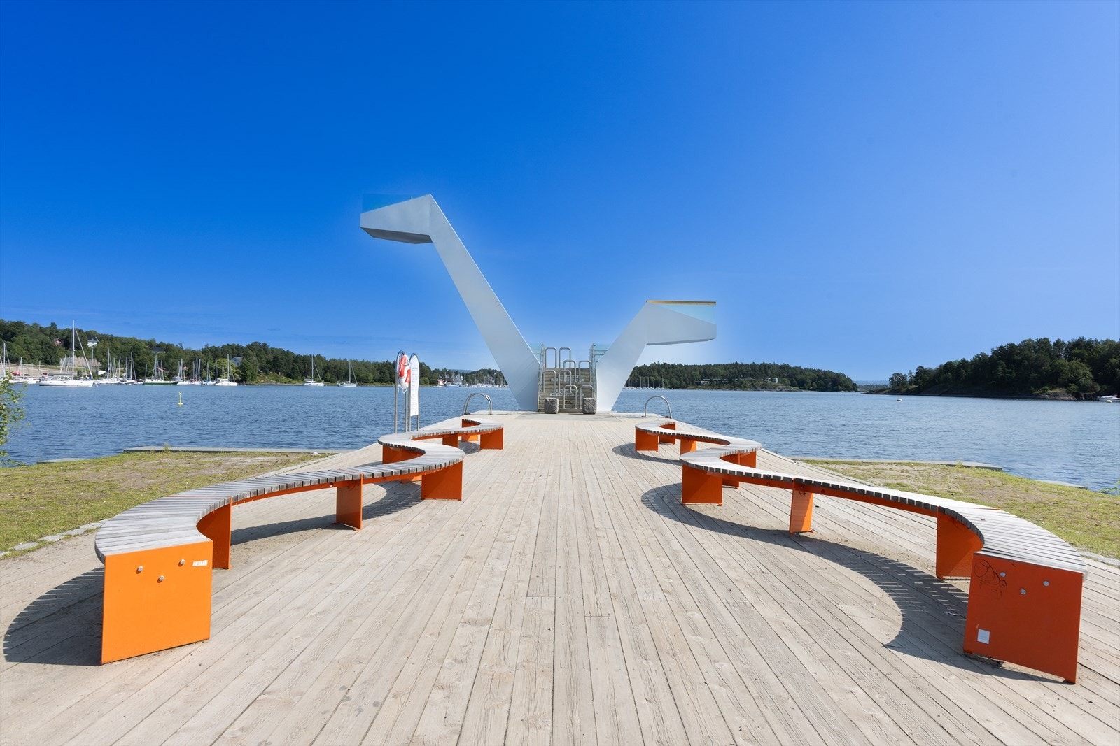 Kadettangen er en av Bærums fineste strender med stupe- og badebrygge, rullestolrampe ned i vannet, sandvolleyballbaner, kiosk, fire faste griller, toaletter og dusj. Galleribilde
