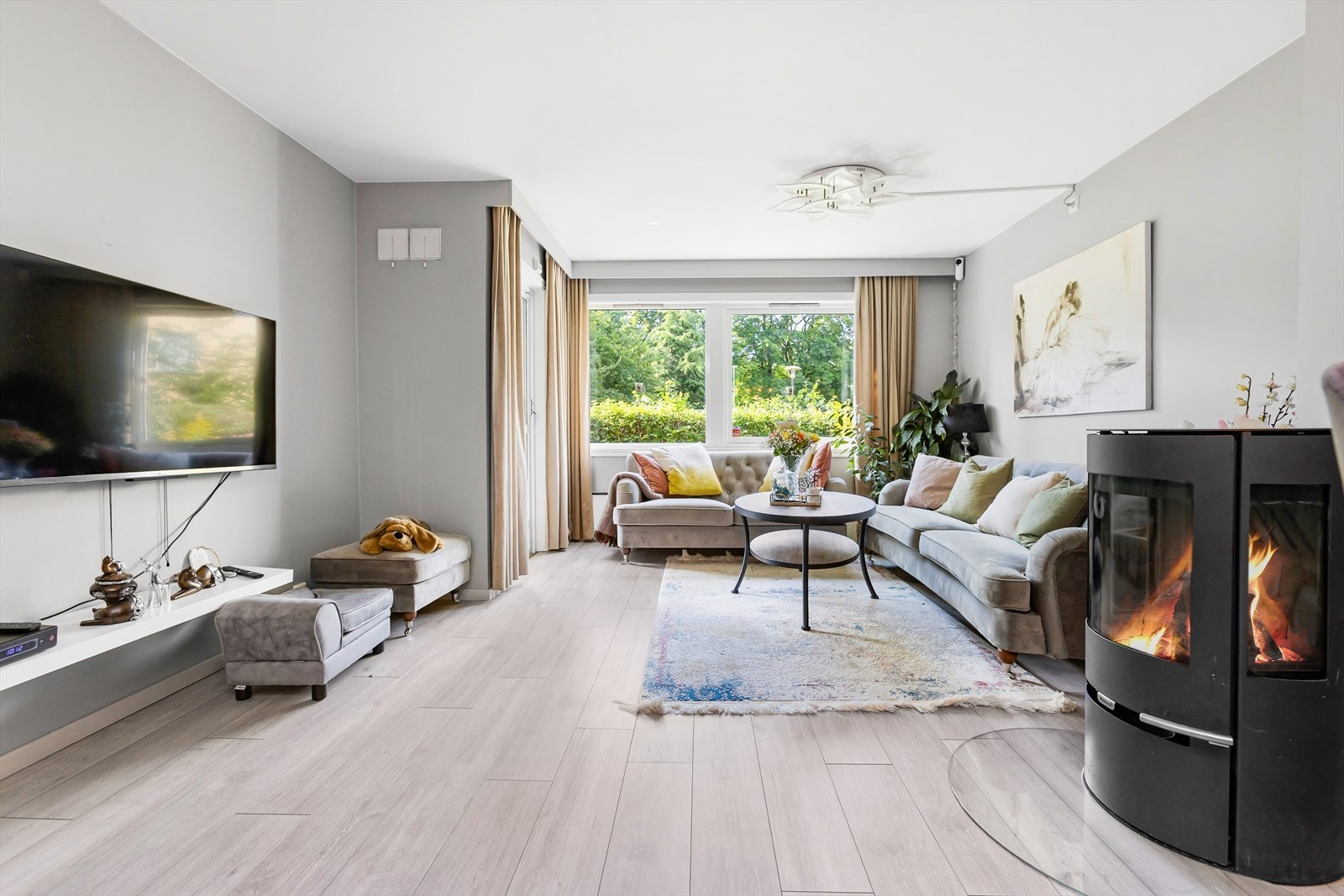 Stuen er lys og romslig med store vindusflater. Galleribilde