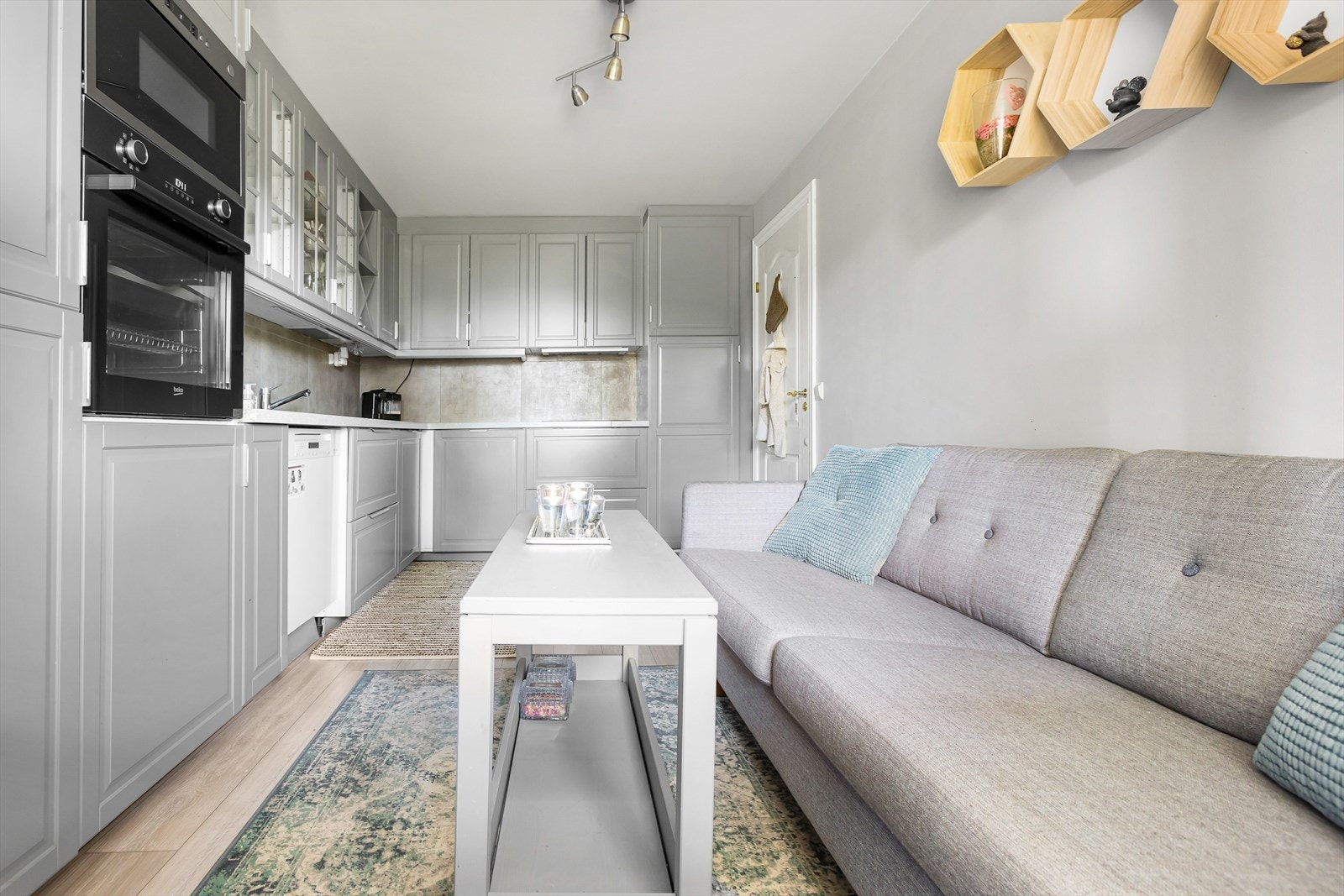 Videre har kjøkkenet laminat benkeplate med nedfelt benkebeslag i rustfritt stål. Ventilator. Induksjonstopp, stekeovn, oppvaskmaskin, mikrobølgeovn og kjøl/frys er integrert i innredningen. Galleribilde