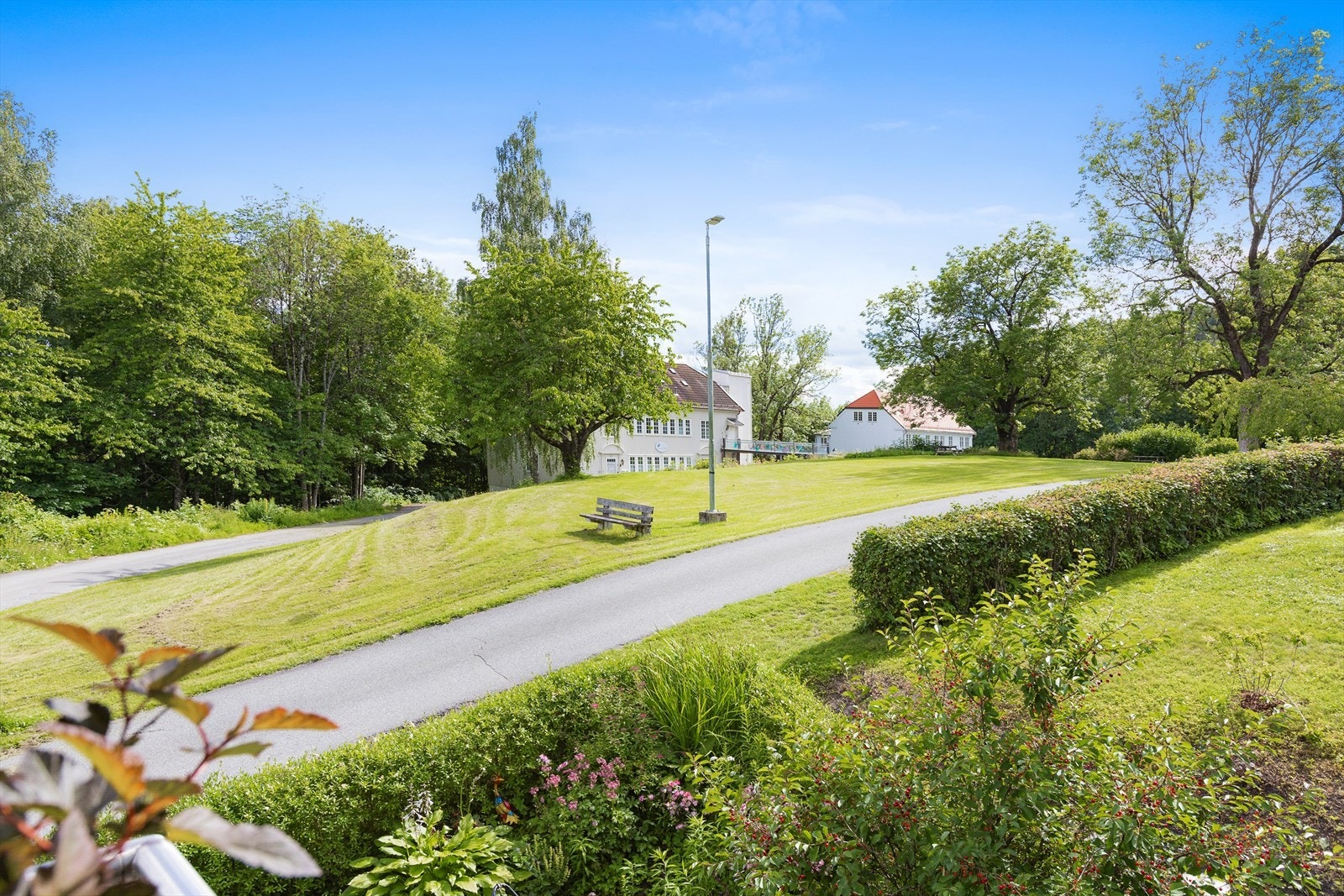 Området byr på nydelige grøntarealer med gangvei og sykkelstier. Galleribilde