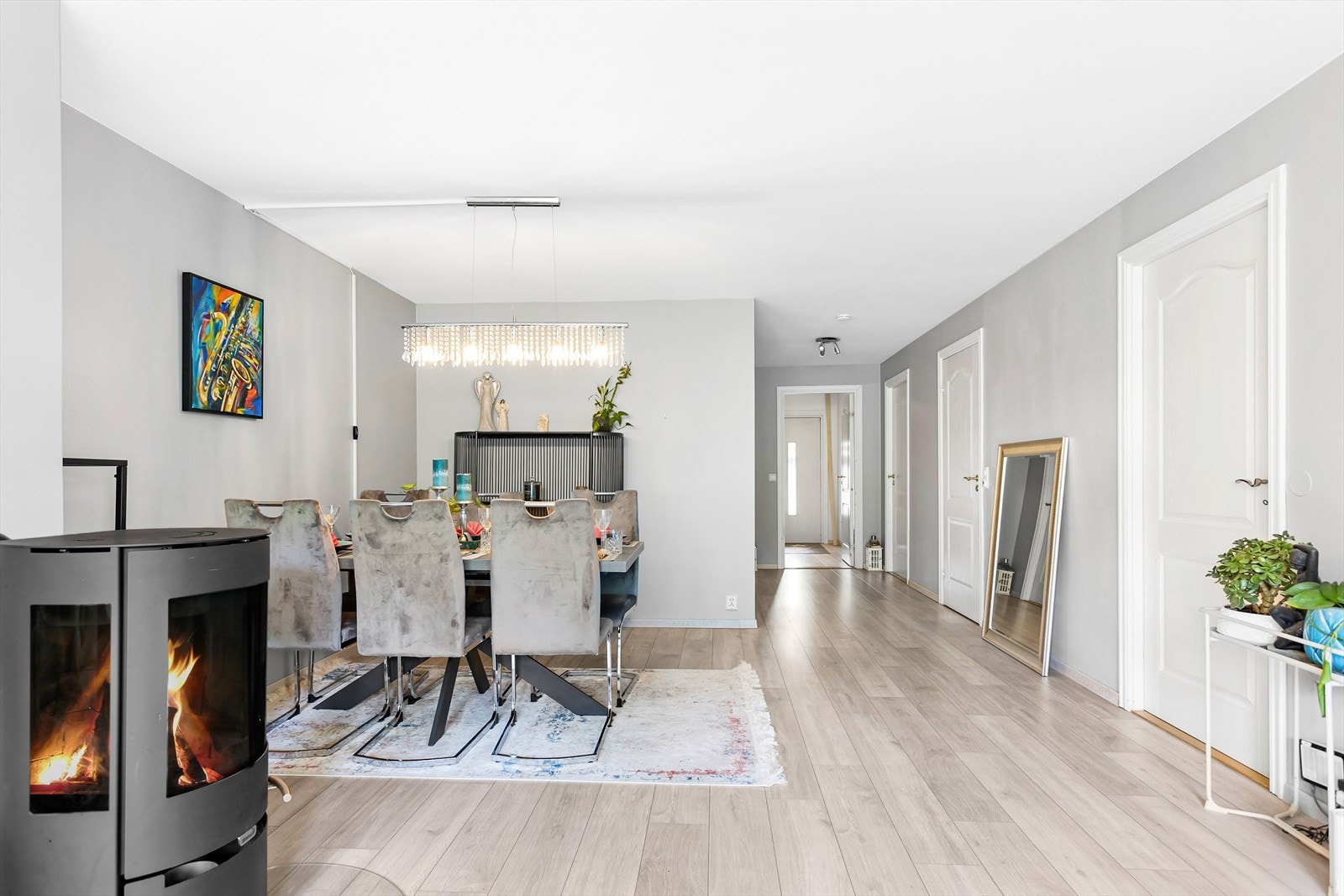 Stuen har en god planløsning med egen spisedel. Galleribilde