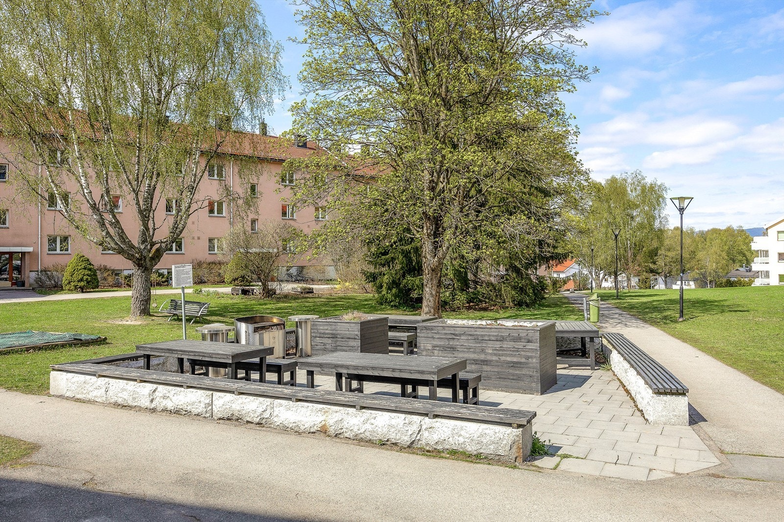 Borettslaget har fine fellesområder med blant annet felles grillplass for beboerne Galleribilde