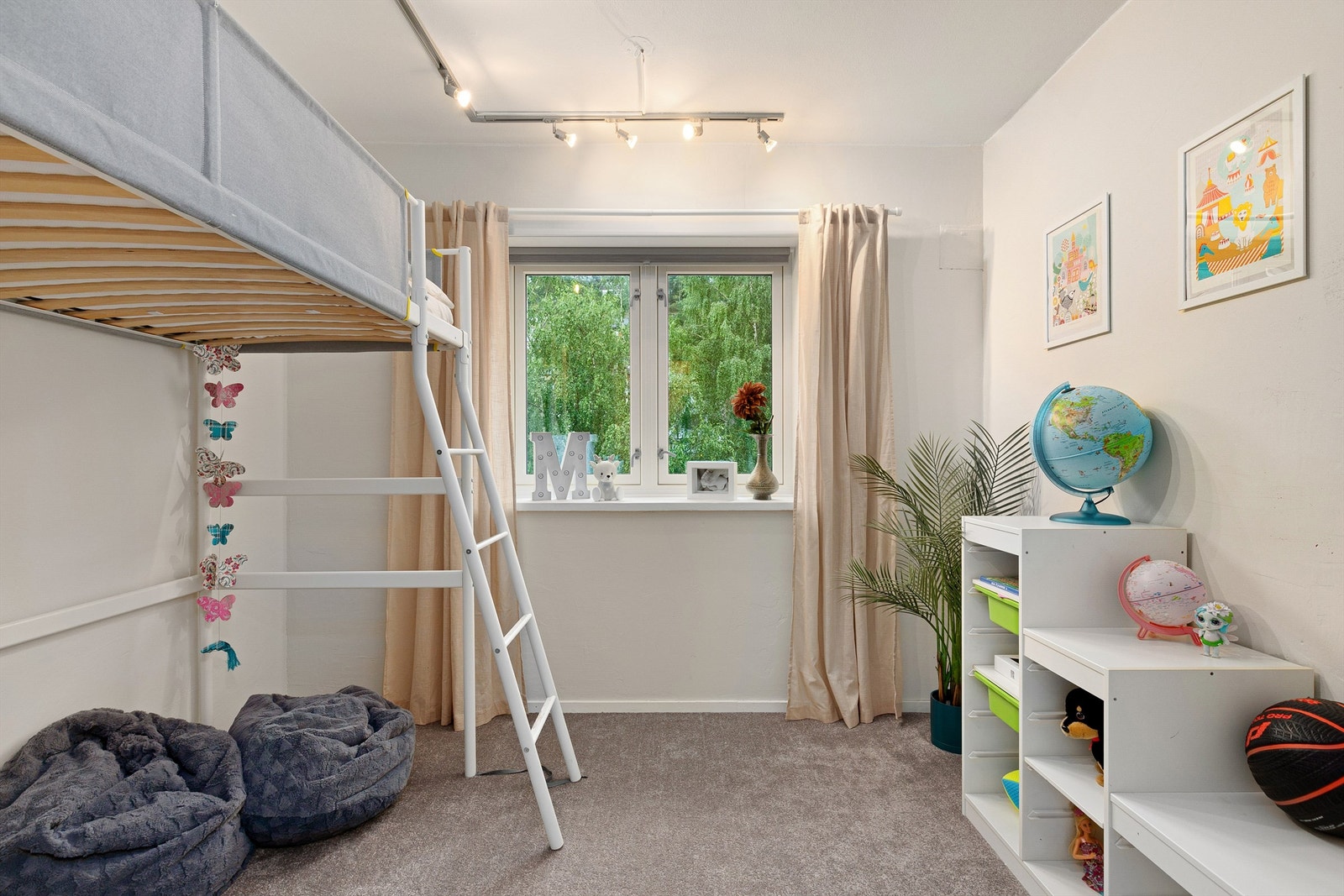 Lyst soverom med plass til seng, garderobeskap og kommode Galleribilde