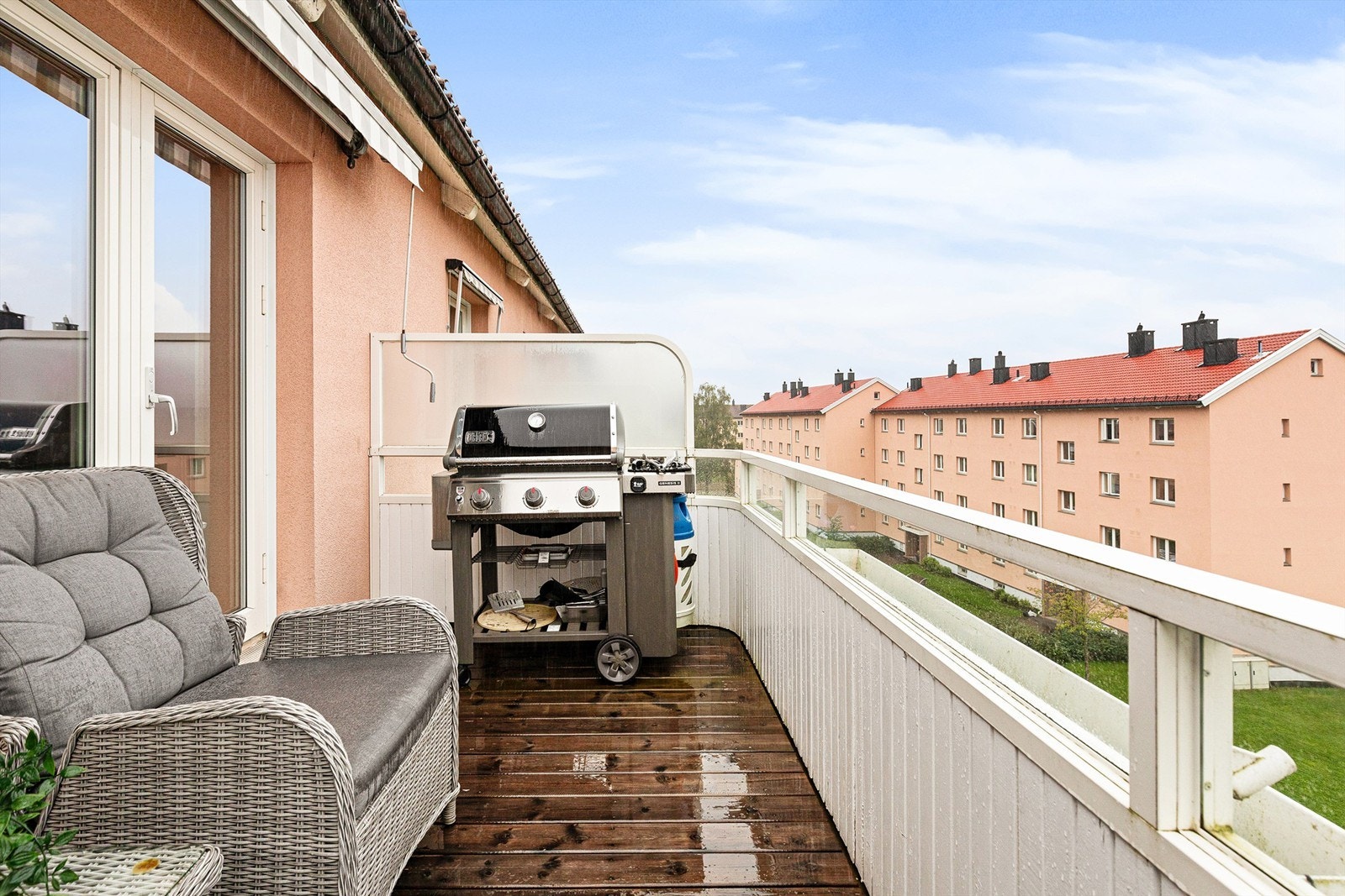 Her har du plass til både utemøblement og en gassgrill. Koselig plass for å nyte lange sommerkvelder Galleribilde