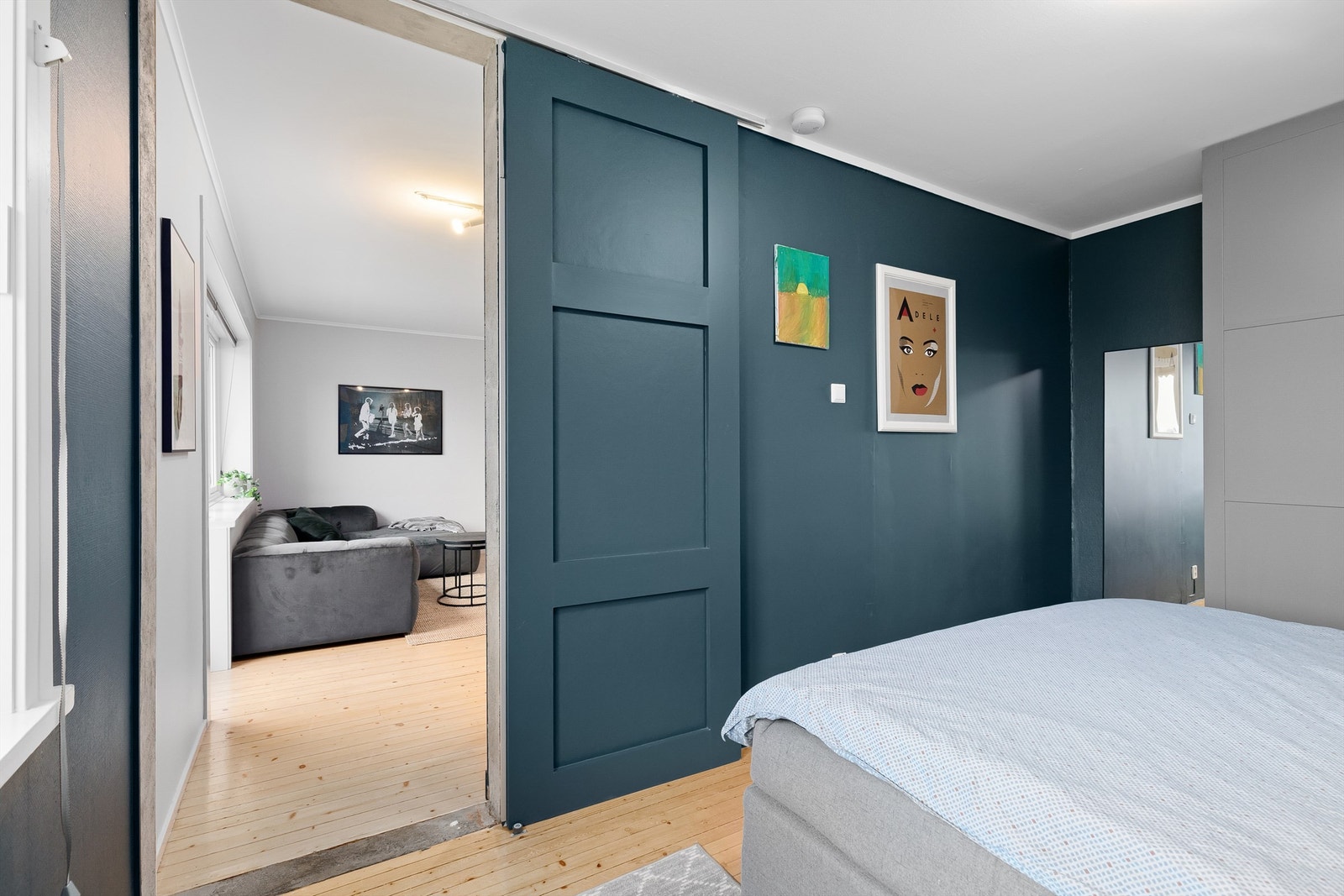 Plassbesparende skyvedør på soverom Galleribilde