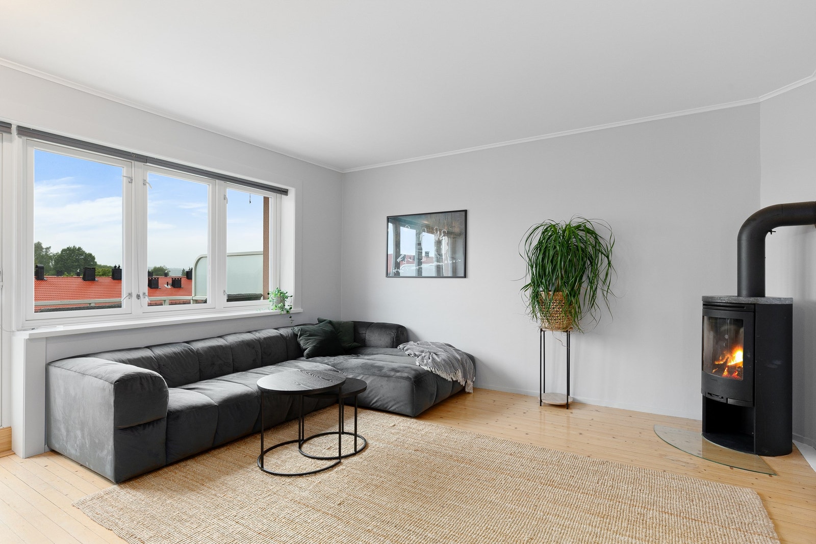 Store vindusflater gir mye naturlig lys Galleribilde