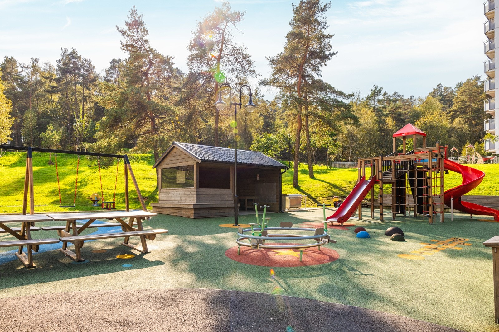 Borettslaget har et flott opparbeidet uteområde med plener og lekeplass. Galleribilde