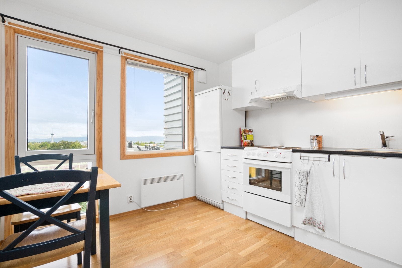 Kjøkkenet på hybeldelen har plass til spisebord med nydelig utsikt. Samt grei benkeplass og lagringsplass. Galleribilde