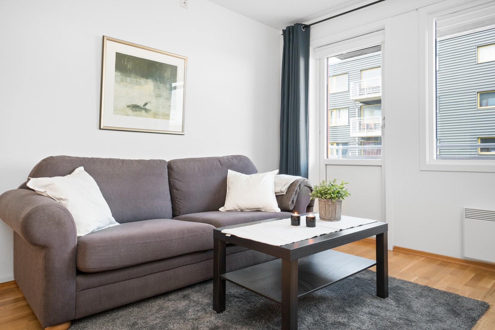 Store vindusflater gir godt med naturlig dagslys inn i leiligheten. Fra stuen er det utgang til balkongen som har ettermiddag og kveldssol. Galleribilde