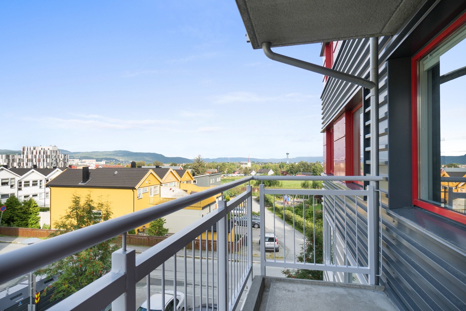 Med leiligheten følger det en delvis overbygd sørvestvednt balkong, med ettermiddag - og kveldssol på ca 4 kvm. med nydelig utsikt. Galleribilde