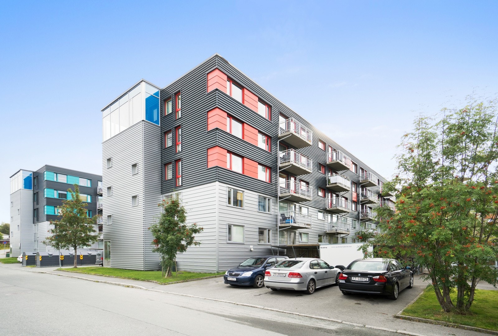 Leiligheten har en endebeliggenhet i 3. etasje. Med delvis overbygget balkong. Galleribilde