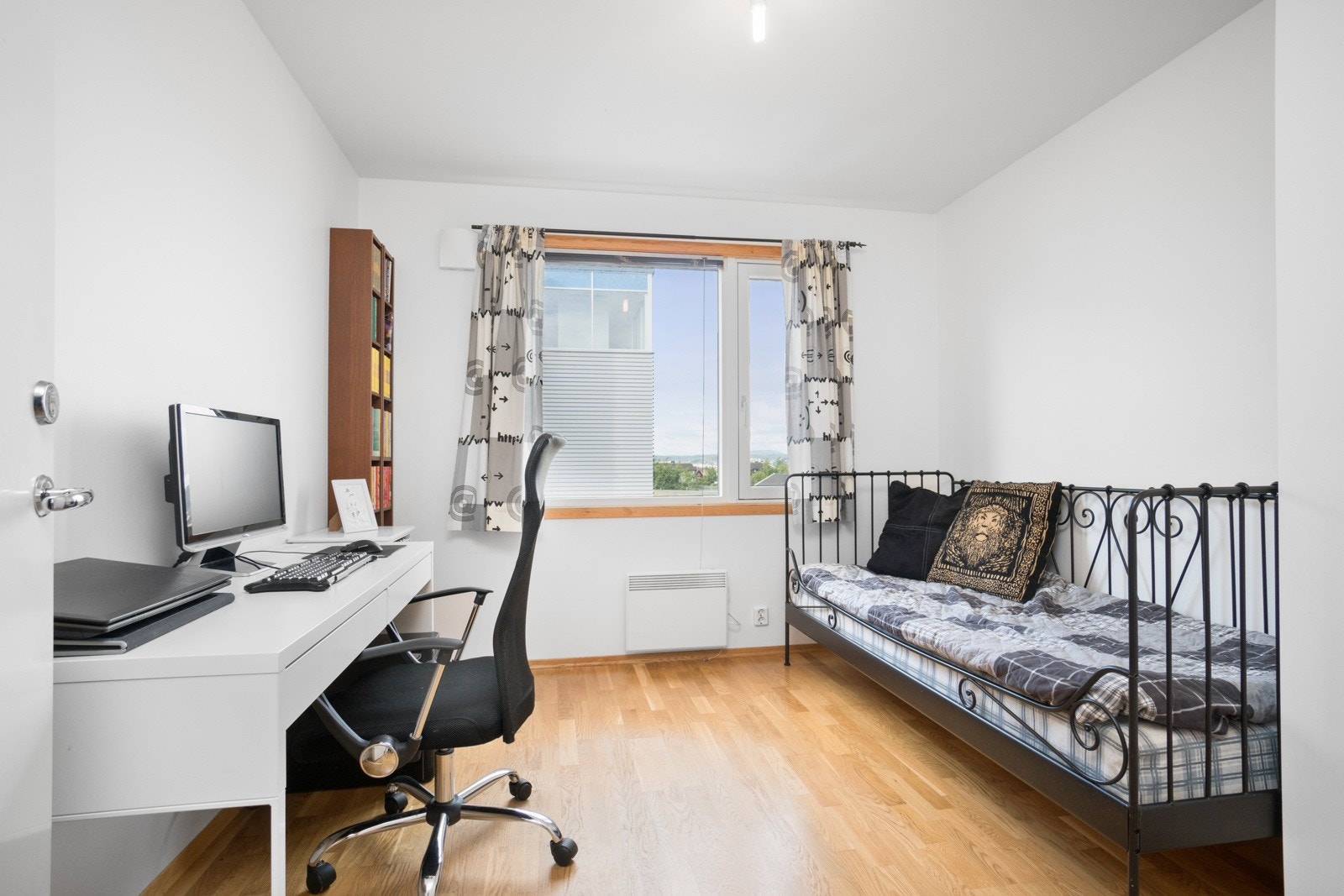 I hybelavdelingen er det 2 soverom på 10 m². 2 stk. hybler med felles inngang, bad og kjøkken. Galleribilde