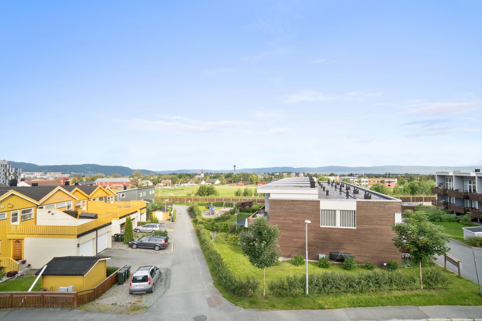 Proaktiv Eiendomsmegling ved Lisbeth Kristengård har gleden av å presentere en pen leilighet på Moholt/Bergheim i Borettslaget Nedre Bergheim. Her har man ca kr. 12.411,- i leieinntekter, normal standard, nydelig utsikt, balkong og heis. Galleribilde