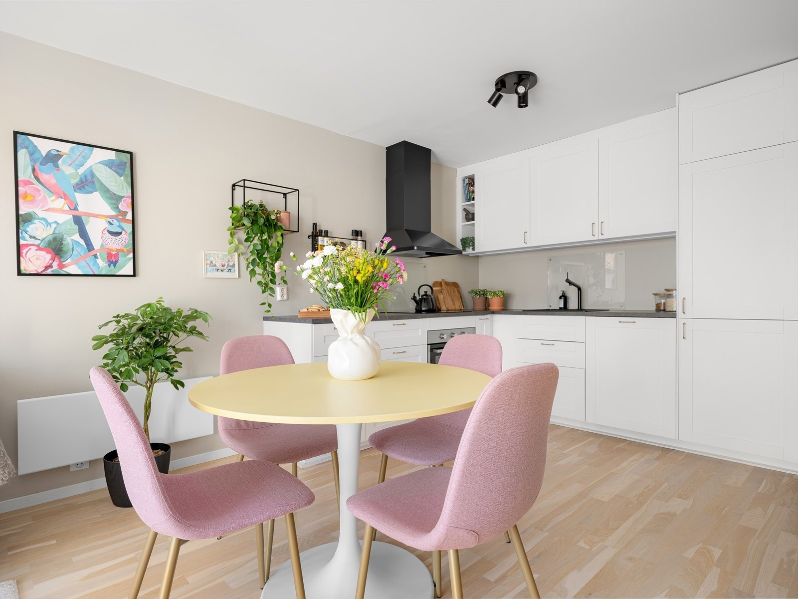 Den store gulvflaten tillater også et enda større spisebord når du skal invitere til fest! Galleribilde