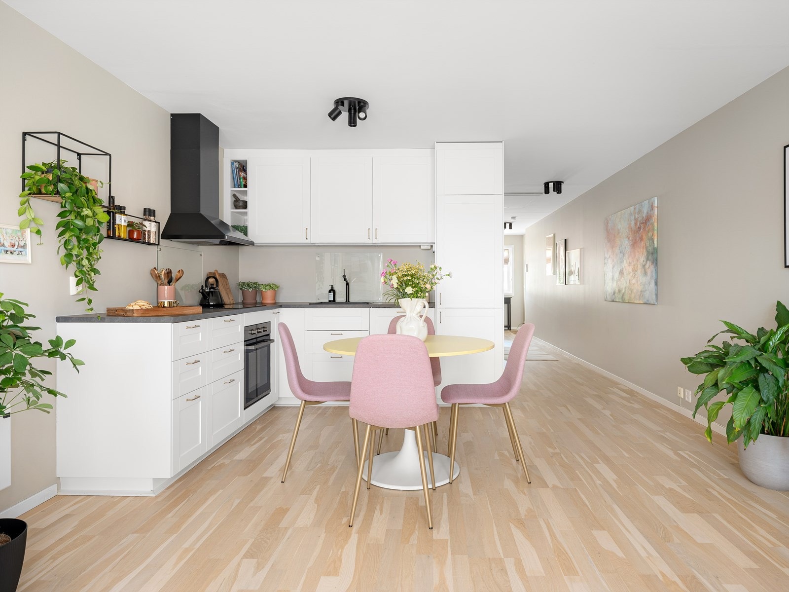 Det stilrene og veldisponerte kjøkkenet er fra 2020, bestående av lyse fronter og laminat benkeplate. Det er godt med oppbevaringsplass i skap, og gode arbeidsflate for den som liker å kokkelere. Galleribilde