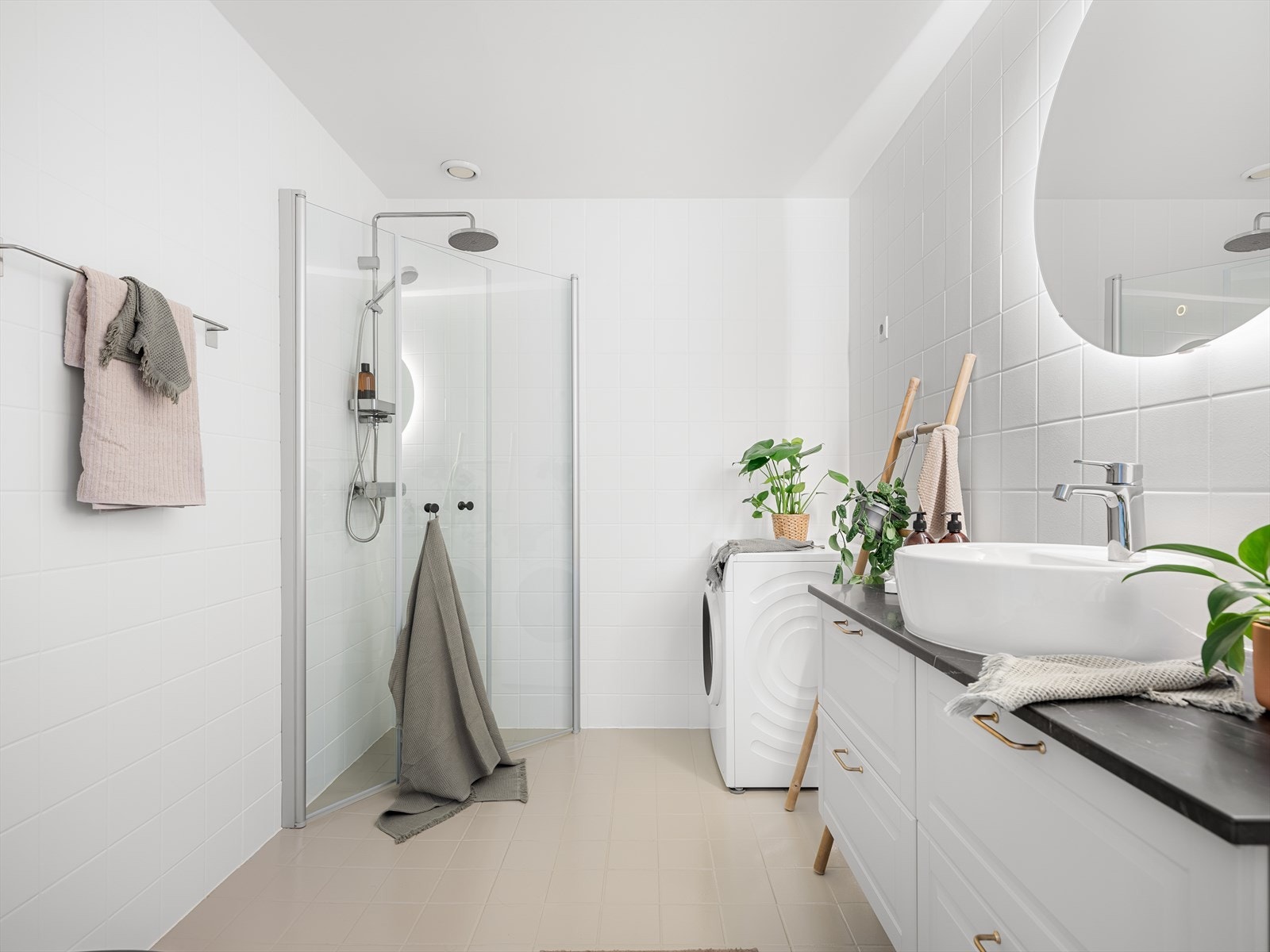 Det romslige baderommet er lyst og innbydende. Rommet er modernisert i fjor med våtromsmaling på vegger og epoxymaling på gulv. Galleribilde