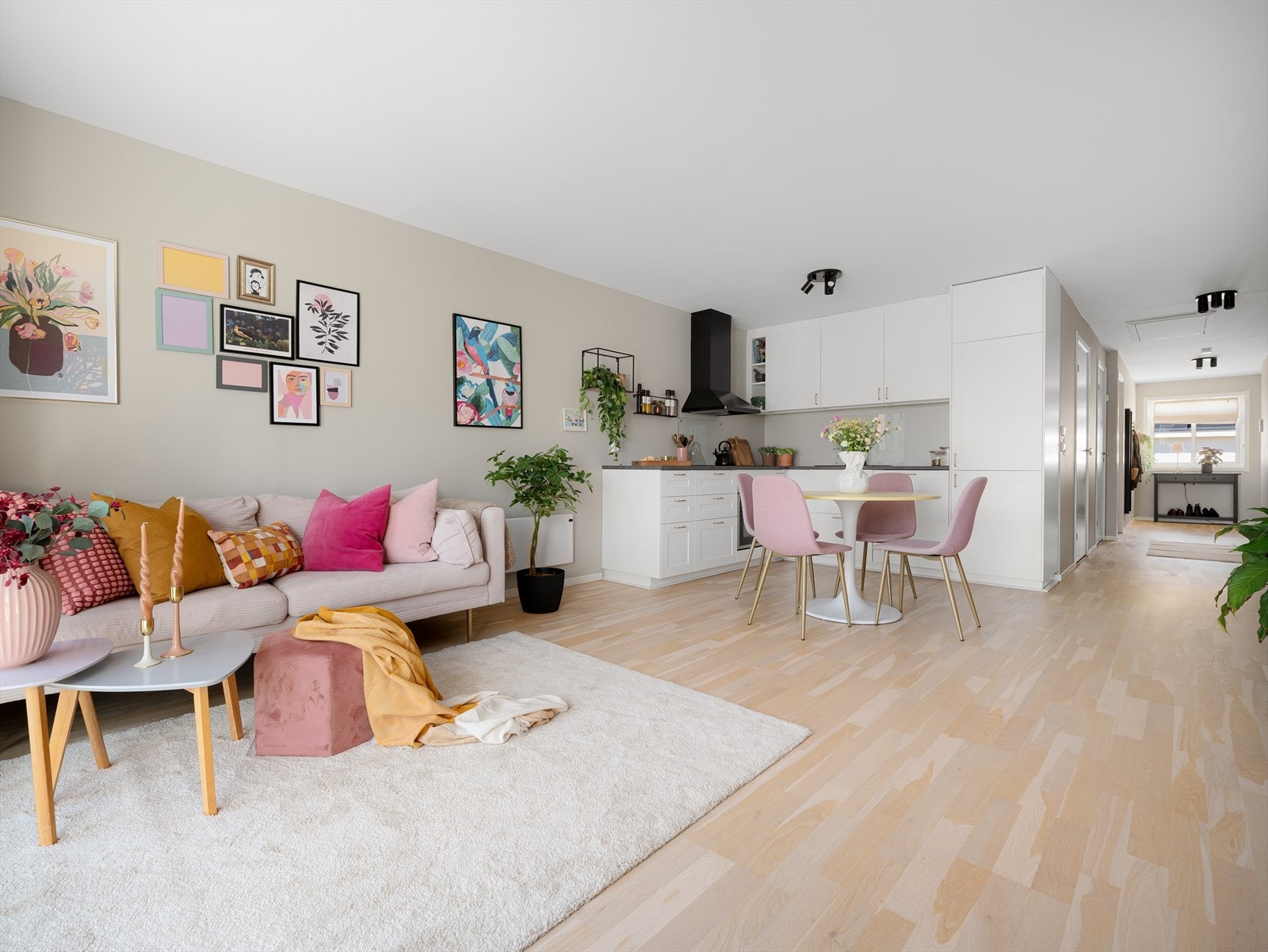 Stue, spiseplass og kjøkken utgjør et stort allrom, og er godt tilrettelagt for et sosialt liv. Galleribilde