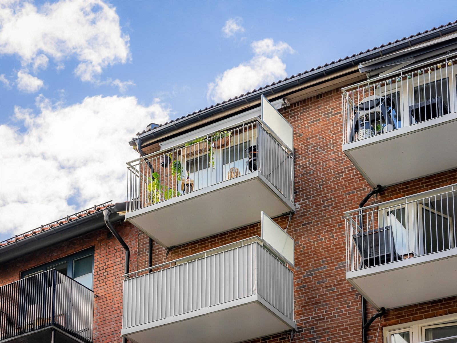 Leiligheten har en svært god intern beliggenhet på toppen og på enden av gården. Beliggende i en rolig, enveiskjørt gate - tilbaketrukket fra trafikk og bystøy. Galleribilde