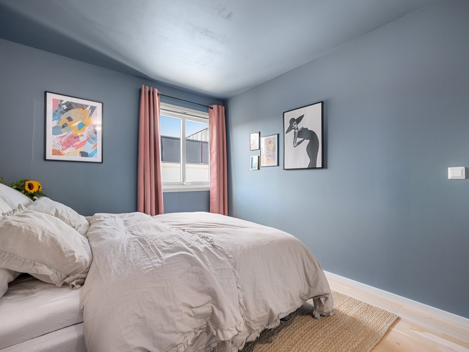 Det finnes mange omfattende studier på at blå er den beste fargen på soverommet, da den roer sinnet og demper stress. Galleribilde