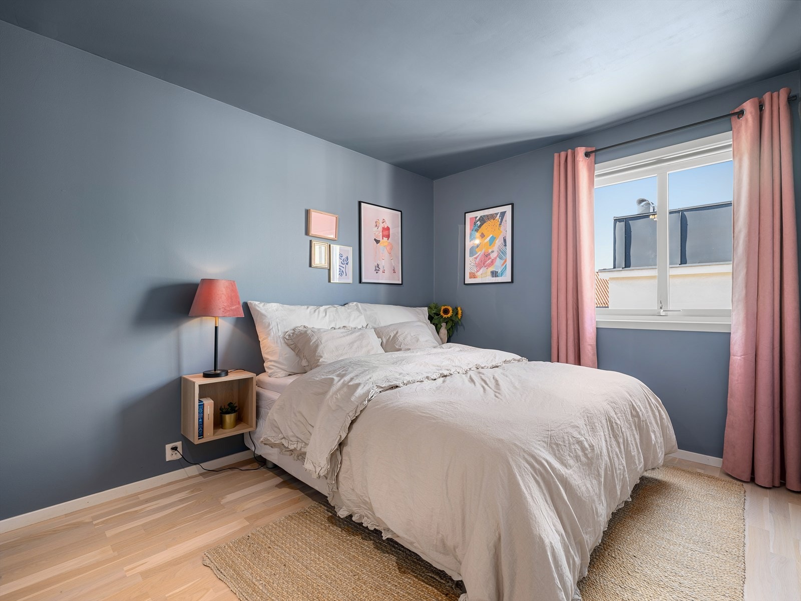 I disse harmoniske omgivelsene er det lett å senke hvilepulsen. Her er det rikelig med plass til en dobbeltseng, nattbord på begge sider, samt øvrig møblement. Galleribilde