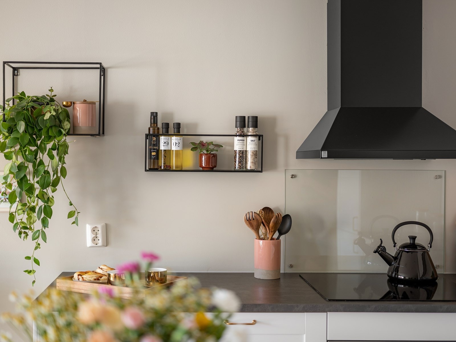 De åpne, sorte hyllene er en dekorativ detalj hvor både planter og de fineste kjøkkendetaljene kan plasseres. Galleribilde