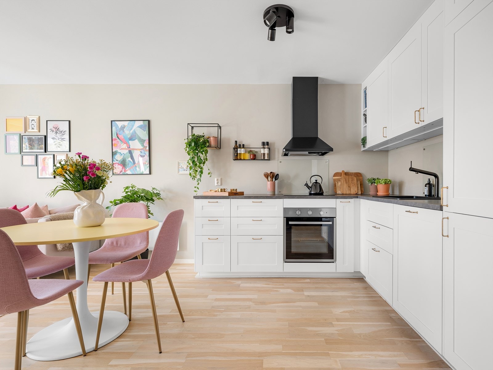 Et gjennomført og helhetlig inntrykk med integrerte løsninger (kjøleskap med fryser, komfyr, induksjonstopp og oppvaskmaskin). Ny v.vannsbereder på 120l fra 2020. Galleribilde