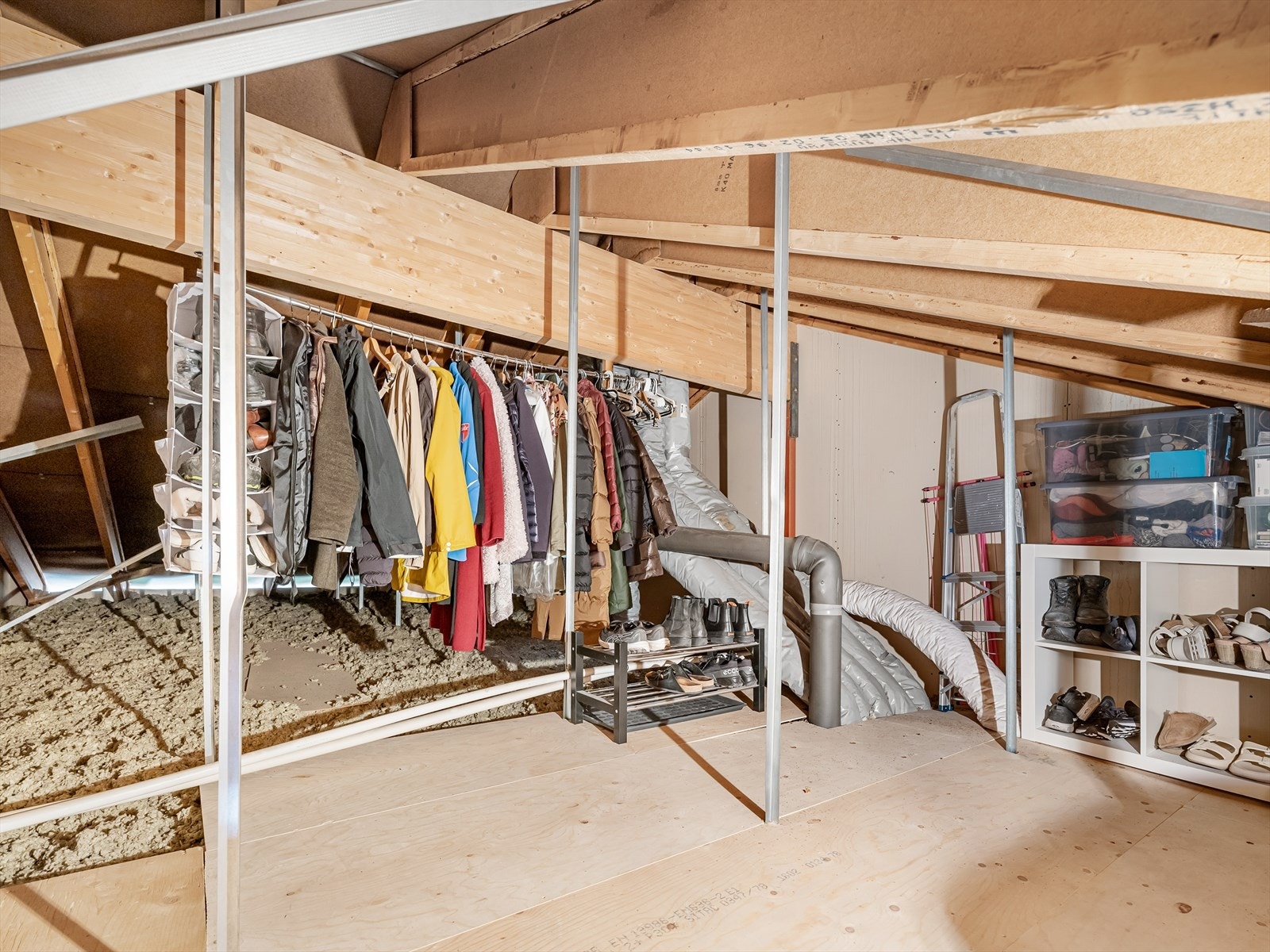 Via takluken i gangen tar du deg enkelt opp på loftet over. Her disponerer kun denne leiligheten et delvis innredet areal på ca. 40 m2 og hvor man har rikelig med ekstra lagringsplass. Galleribilde