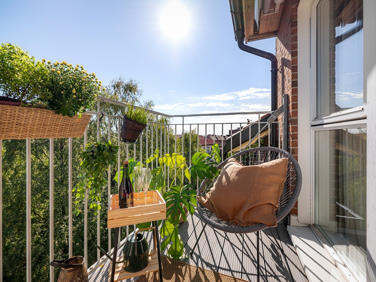 Sitat selger: "Å sitte helt skjermet i rolige, grønne omgivelser høyt over Oslo med en kaffekopp på balkongen er definitivt det jeg kommer til å savne mest". Galleribilde