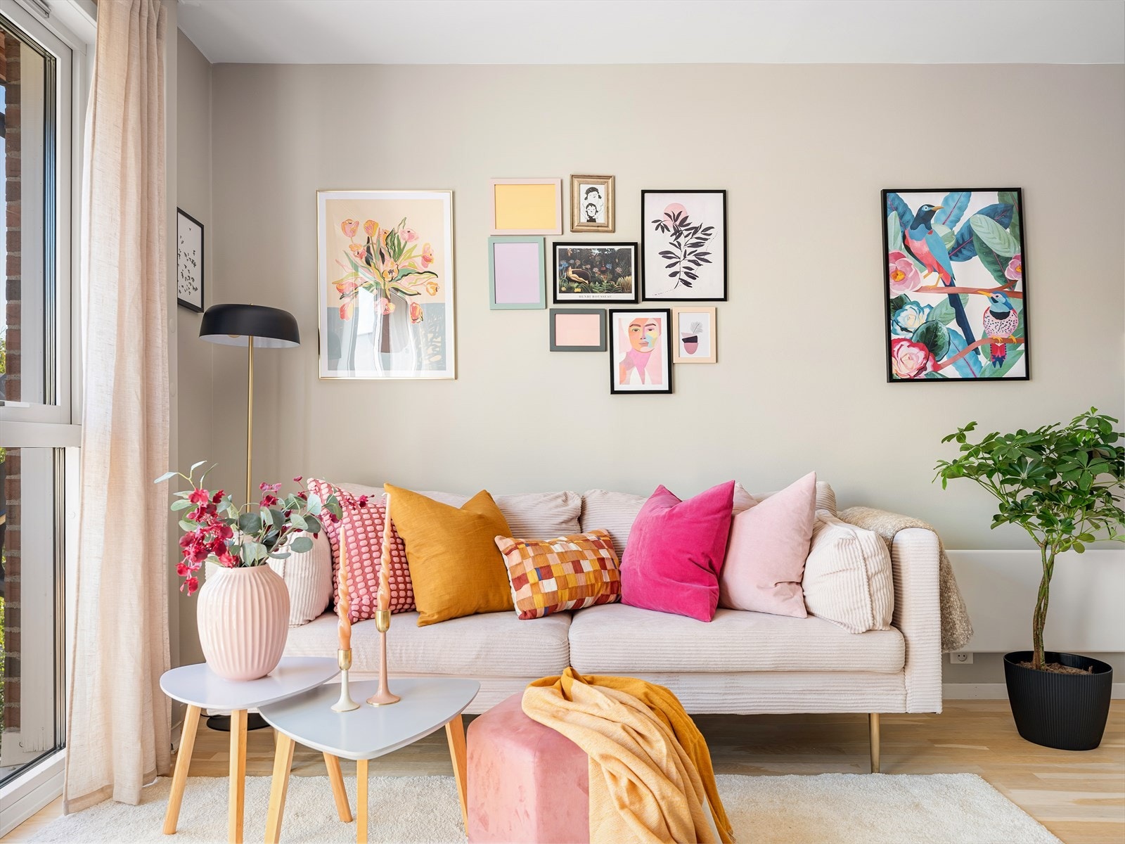 Veggene er malt i en lys og tidløs fargepalett. Dette gjør det enkelt å endre både interiørdetaljer og møbler i de fargene og stilen man selv ønsker. Galleribilde