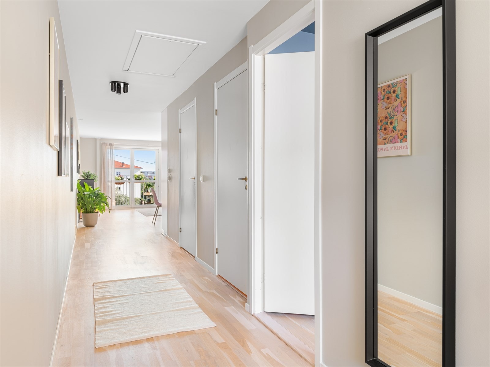 Fra gangarealet har du enkel tilgang til alle de øvrige rommene i leiligheten. De lyse parkettgulvene er nyslipte i 2022 og tilfører leiligheten er perfekt dose lunhet. Galleribilde