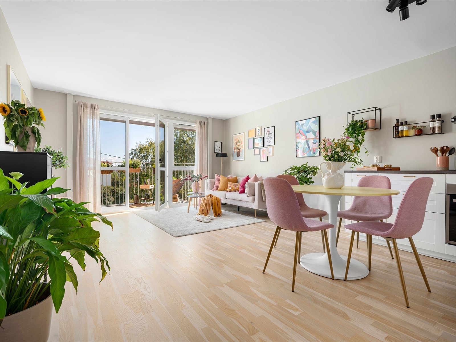 Det store og luftige stuerommet vil garantert begeistre deg. Galleribilde