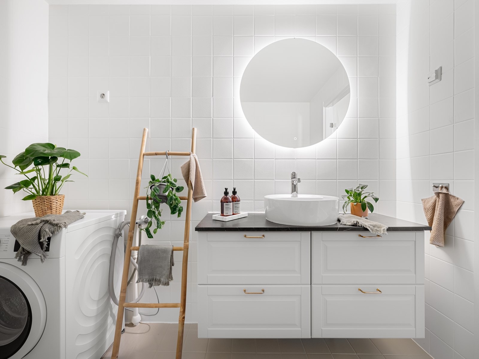 Baderomsinnredningen ble byttet i 2023 (servant med underskap, speil, dusjarmatur og dusjvegger). Galleribilde