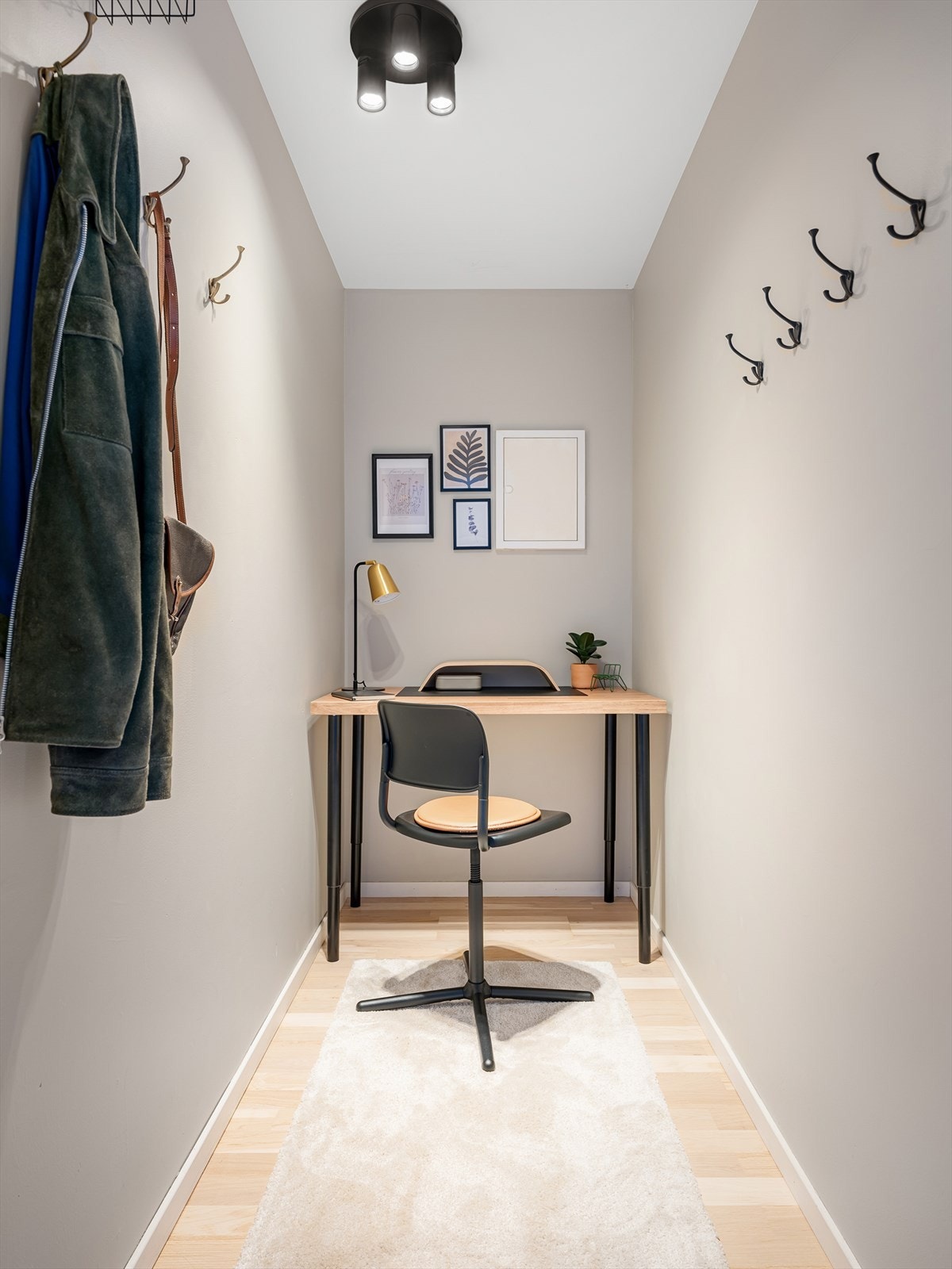 Kontoret fungerer i dag som et praktisk kombinasjonsrom - omkledningsrom og hjemmekontor. Galleribilde