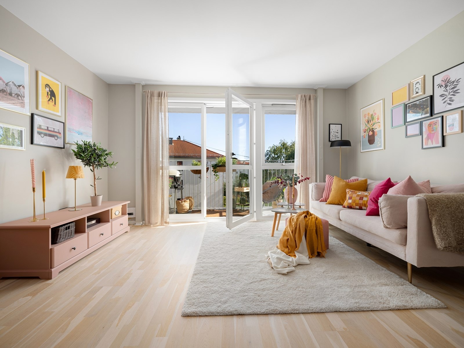 Vindusflater fra gulv til tak, og doble balkongdører ut til den solrike balkongen gjør at skillet mellom inne og ute viskes ut. Galleribilde