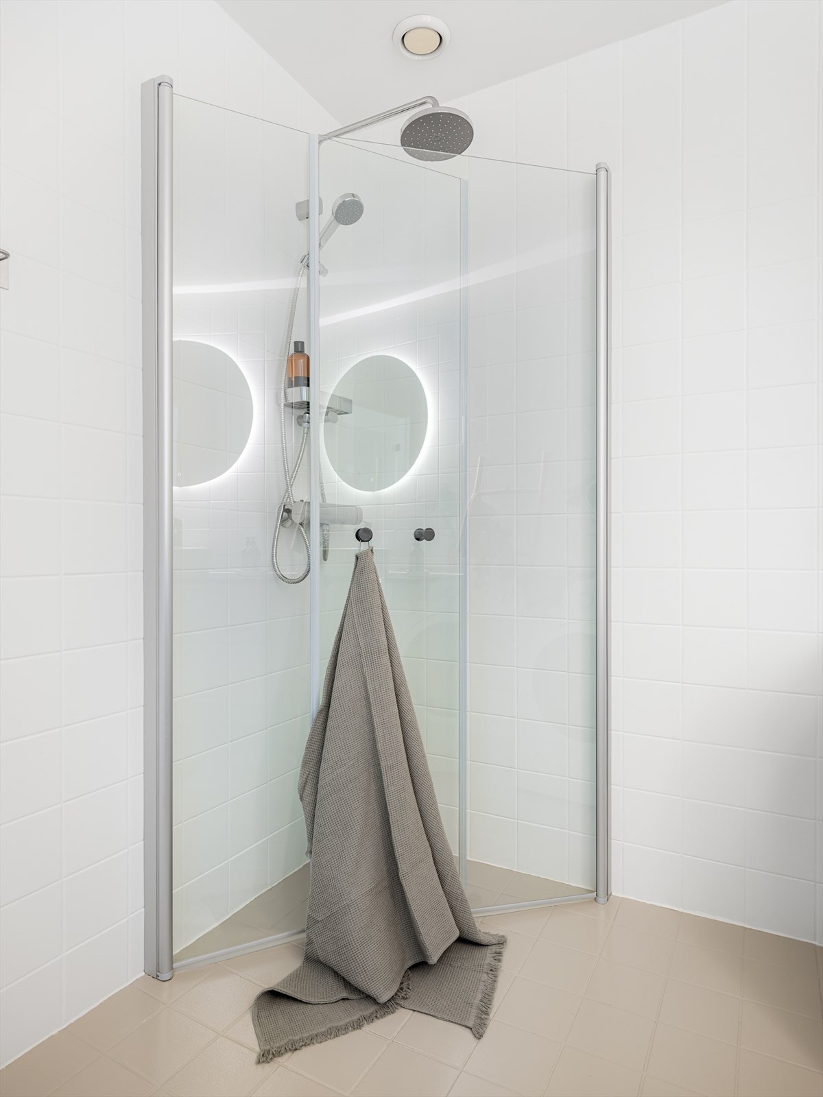 Innfellbare dusjdører gjør at hver kvadratmeter kan utnyttes optimalt. Det er varme i gulvet. Galleribilde