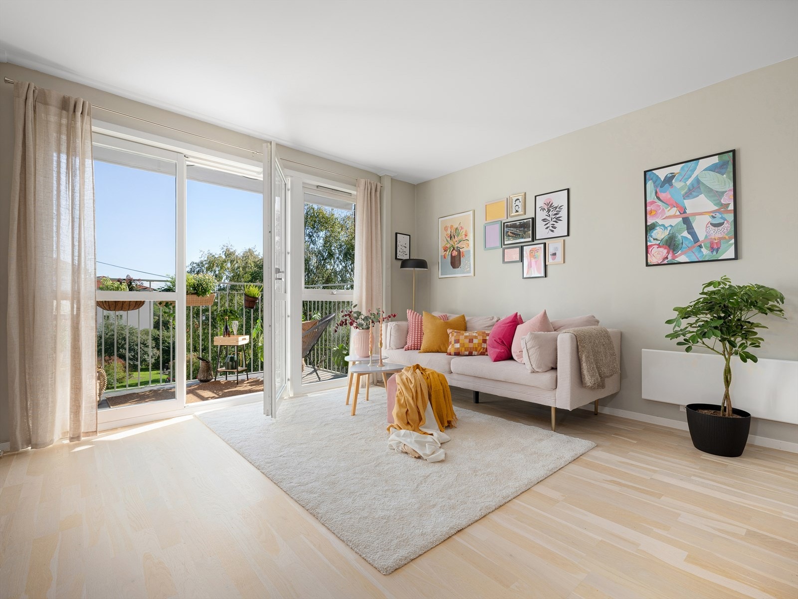 Med den frodige og grønne utsikten er det lett å glemme at leiligheten ligger så sentralt til. Galleribilde