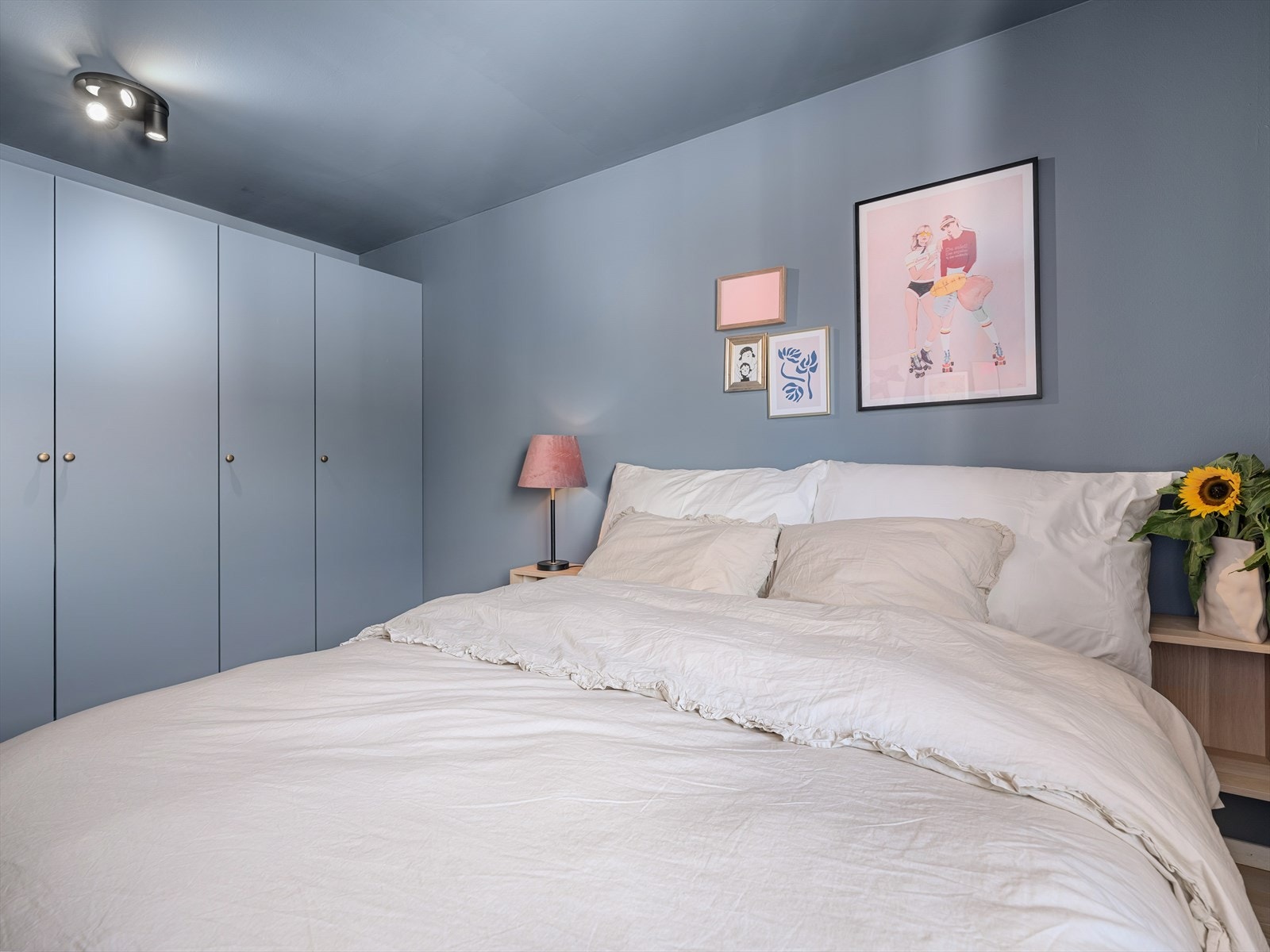 Garderobeskapene malt i samme farge som veggen og tak "smelter" vakkert inn i veggen. Galleribilde