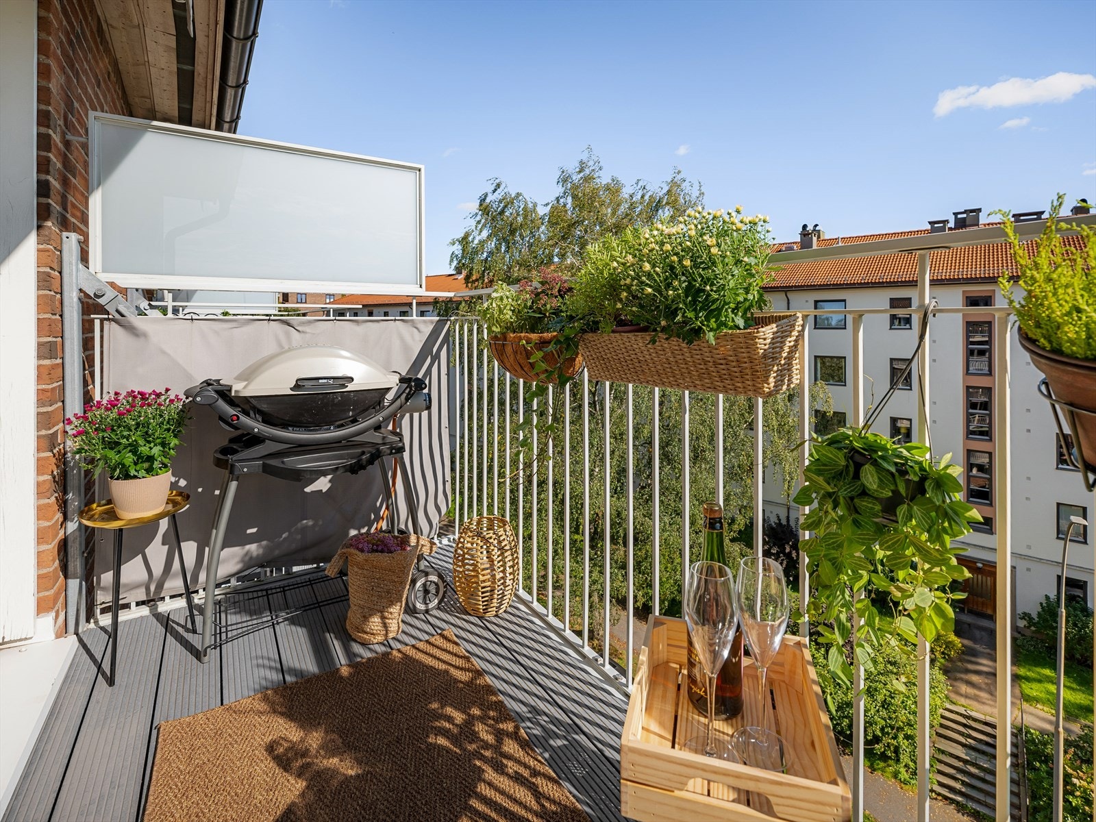 På balkongen kan solen nytes fra tidlig morgen frem til ca. 1530 på sommerstid. Det er montert en elektrisk markise som kan skjerme av balkongen ved behov. Galleribilde