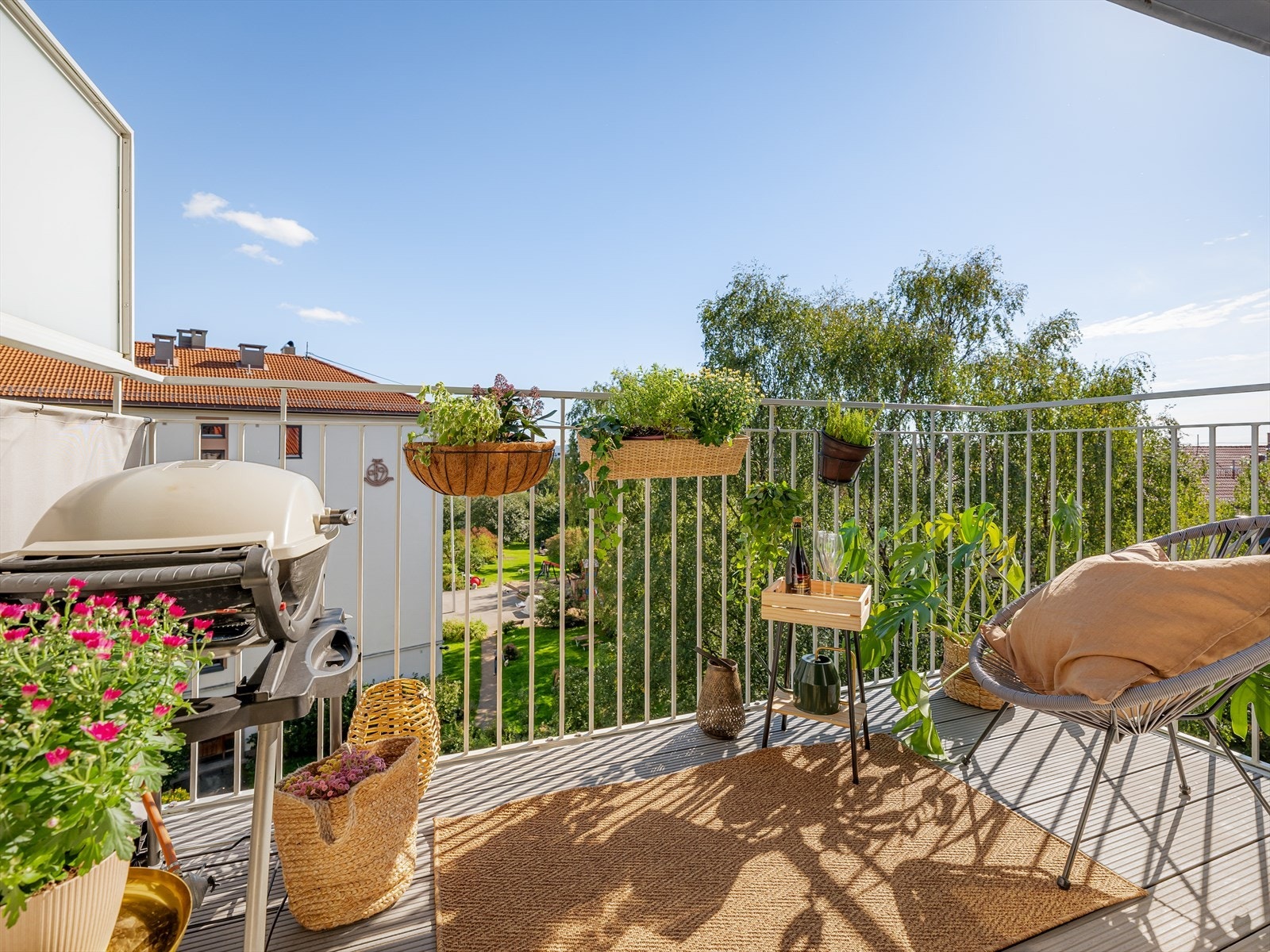 Sitat selger: "Sommer = Balkong, balkong, balkong! Her spiser vi lunsj, brunsj, middag, og drikker vin på kvelden." Galleribilde