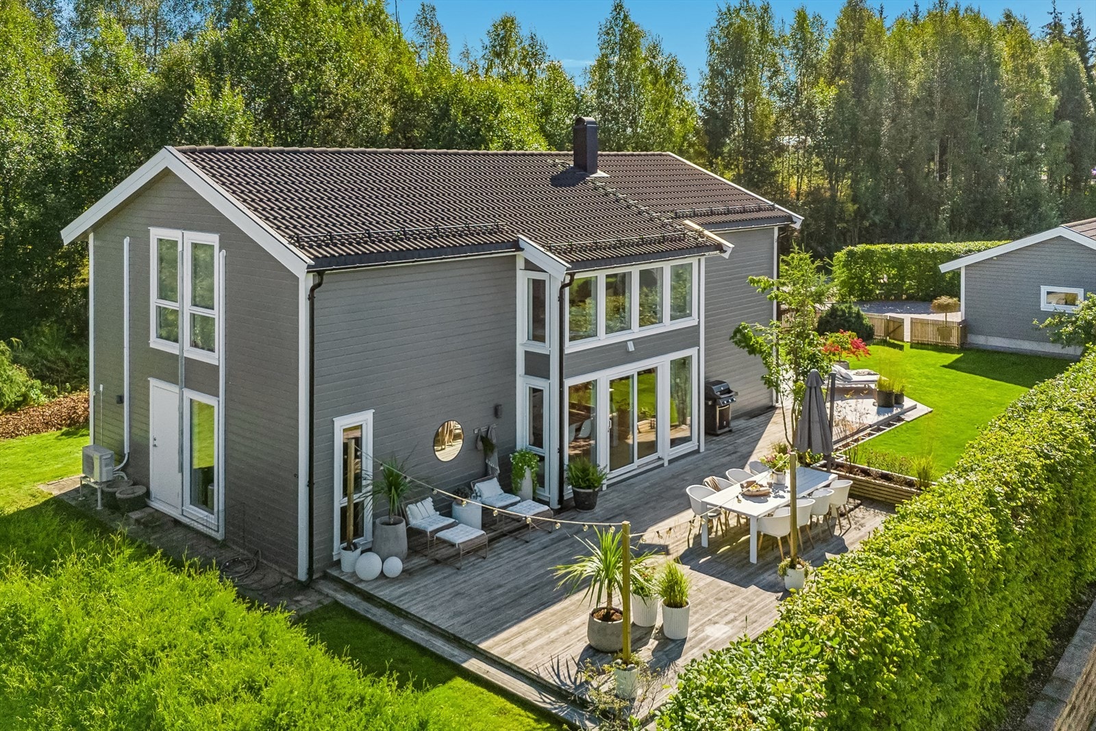 Boligen er fra 2008, og holder en gjennomgående god standard fra byggeår med lyse og luftige oppholdsrom Galleribilde