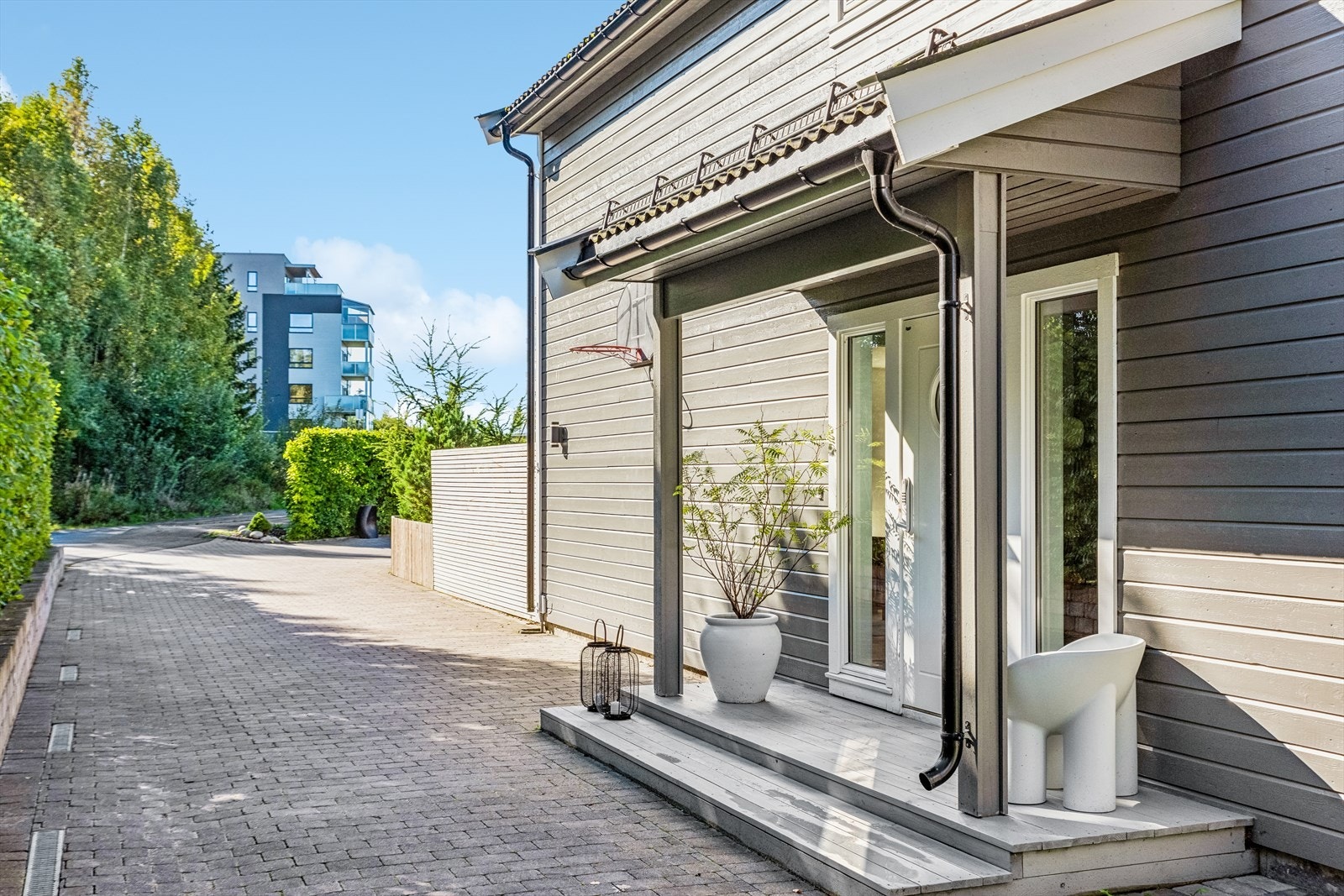 Det er adkomst til boligen fra bakkeplan, og inn i første etasje. Galleribilde