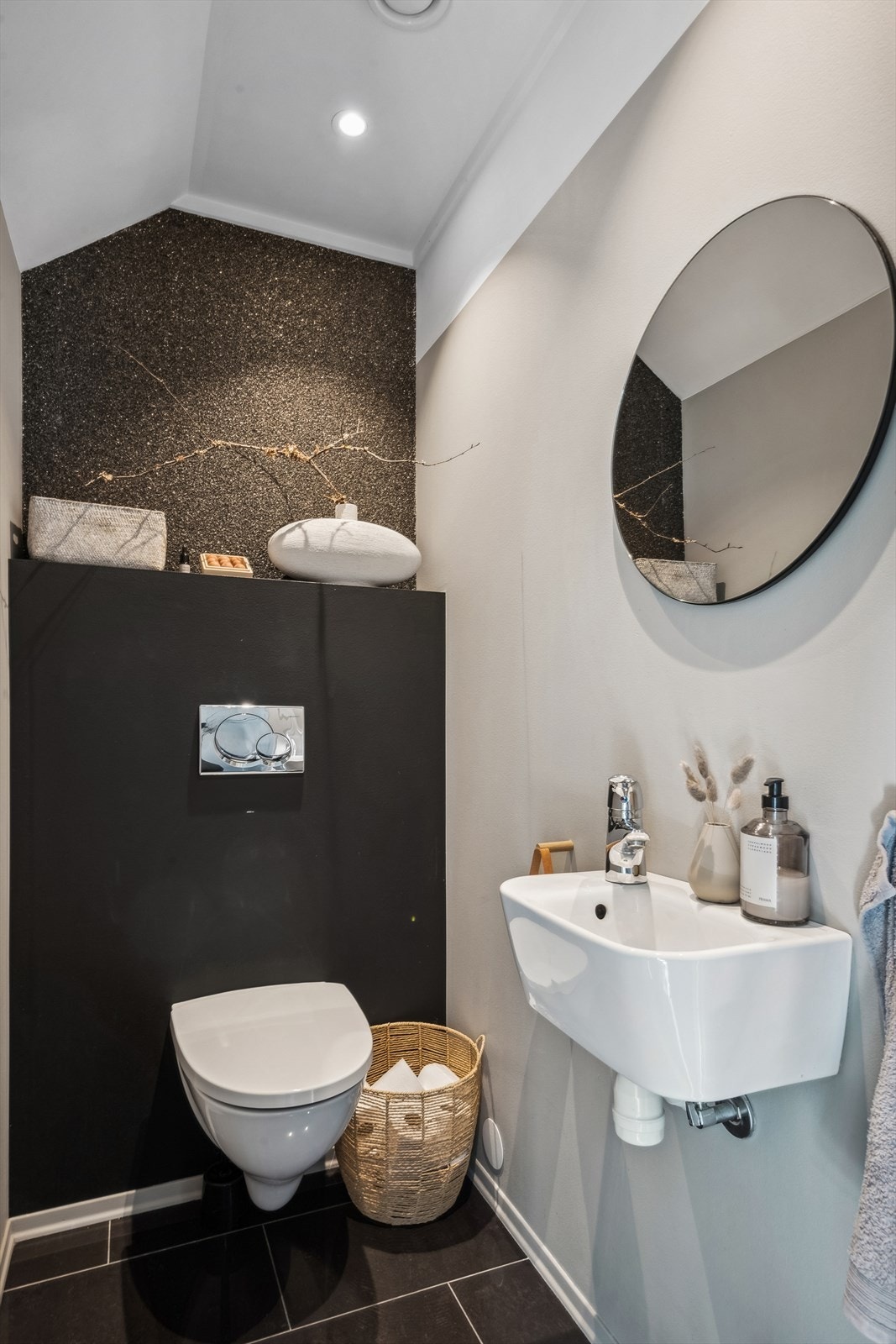 Toalettrommet er beliggende i første etasje, praktisk til ved besøk ! Toalettrommet er innredet toalett og servant. Galleribilde