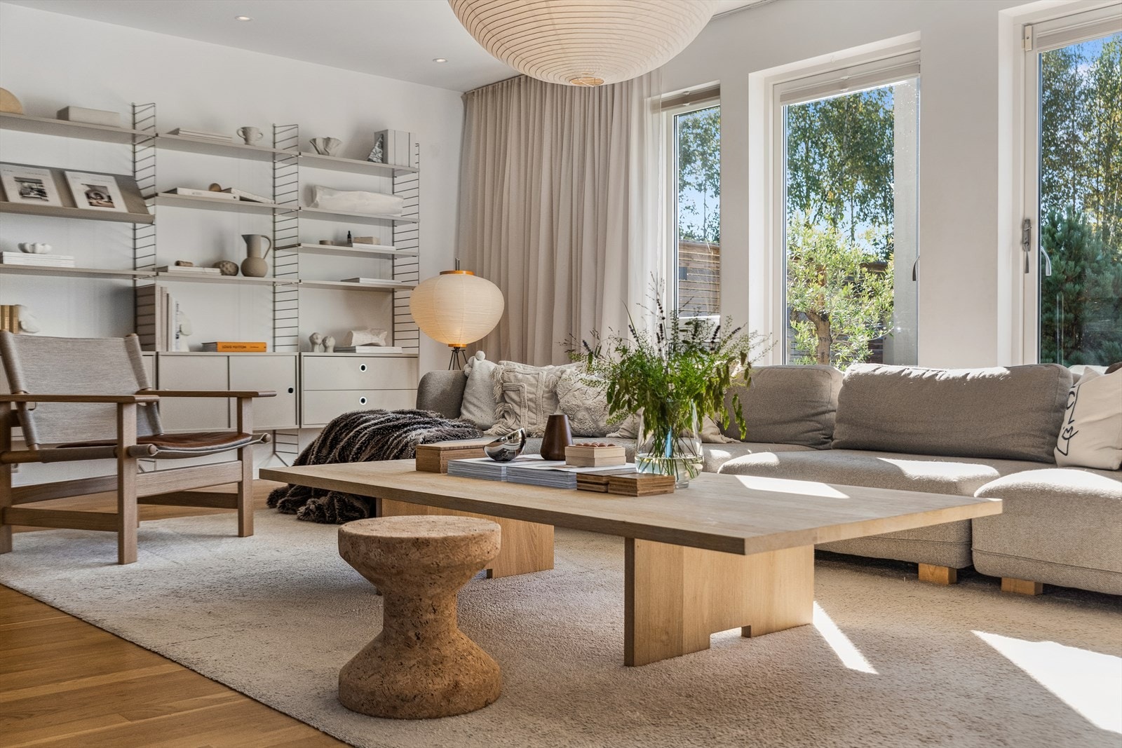 Fra stuen er det utgang til solrik, og pent opparbeidet uteområde, hvor fine dager enkelt kan nytes! Galleribilde